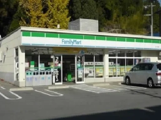 ファミリーマート　上安店まで250m