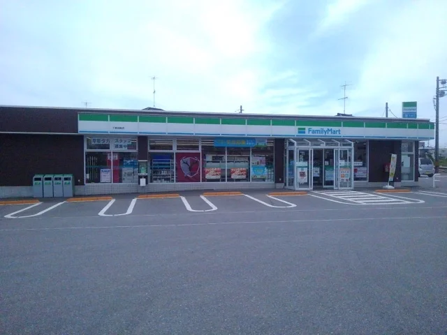 ファミリーマート下妻箕輪店まで240m