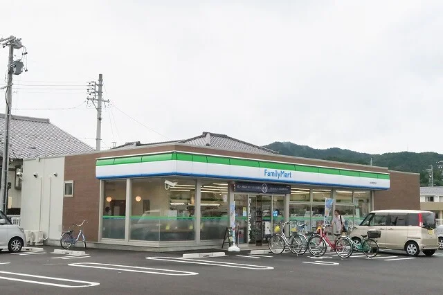 ファミリーマート粟野西店まで800m