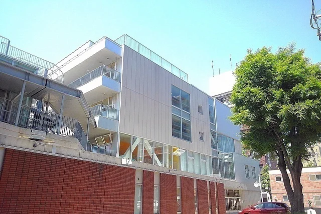 資生館小学校まで490m