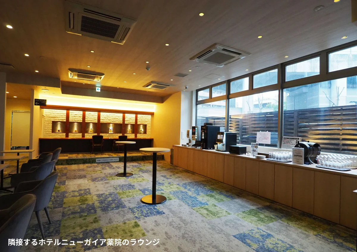 隣接するホテルニューガイア薬院の宿泊者専用ラウンジ。ソフトドリンクやアルコールでゆったりお過ごしください