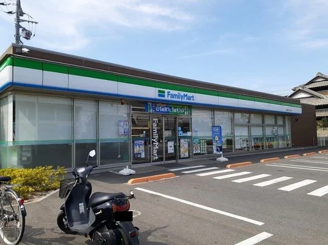 ファミリーマートまで260m