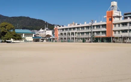 広島市立三篠小学校まで徒歩5分