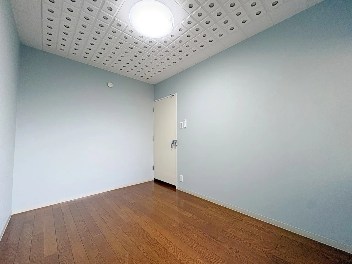 玄関横の洋室のお部屋です♪家具家電設置前写真です。