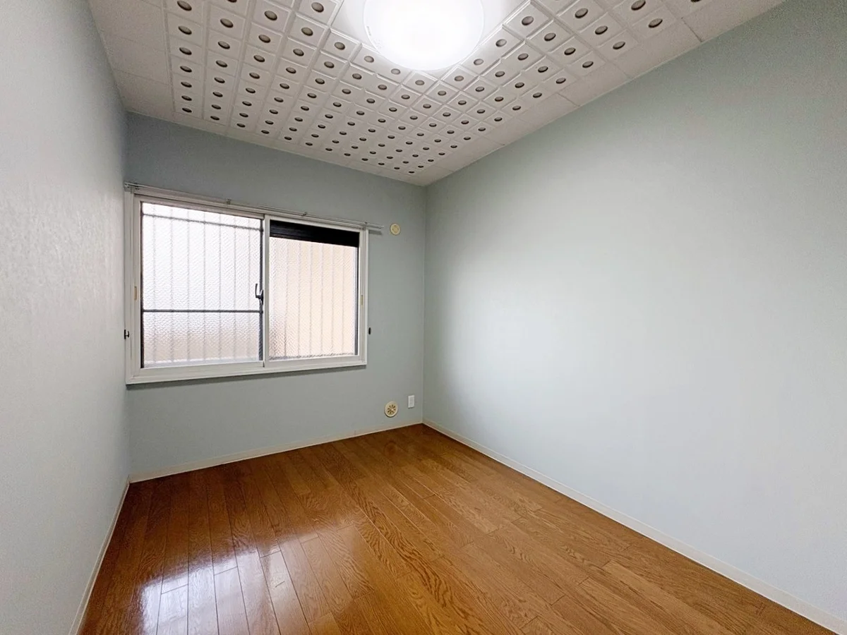 玄関横の洋室のお部屋です♪家具家電設置前写真です。