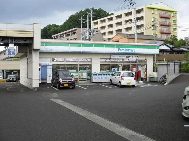 ファミリーマート堤町一丁目店まで800m