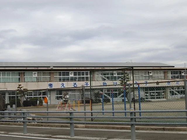 大野町立西小学校まで600m