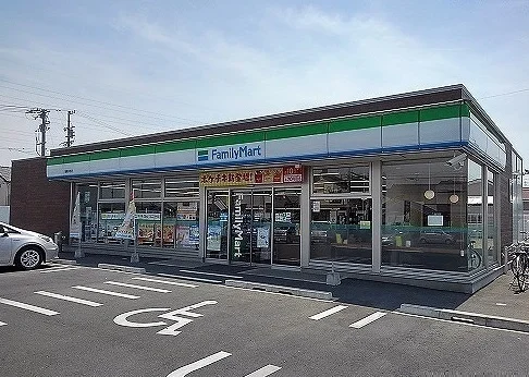 ファミリーマートまで750m