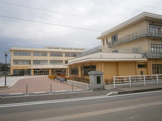 福岡小学校まで2100m