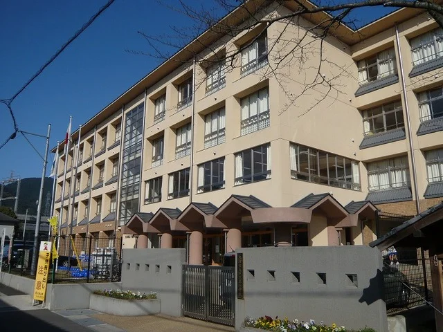 下阪本小学校まで675m