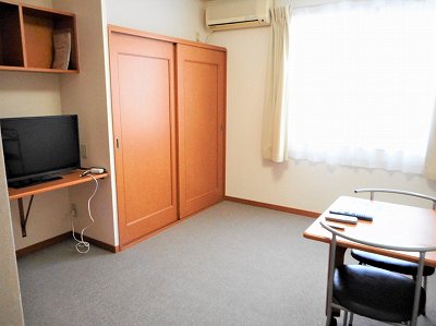 カーテンやテーブル、テレビも備え付けです