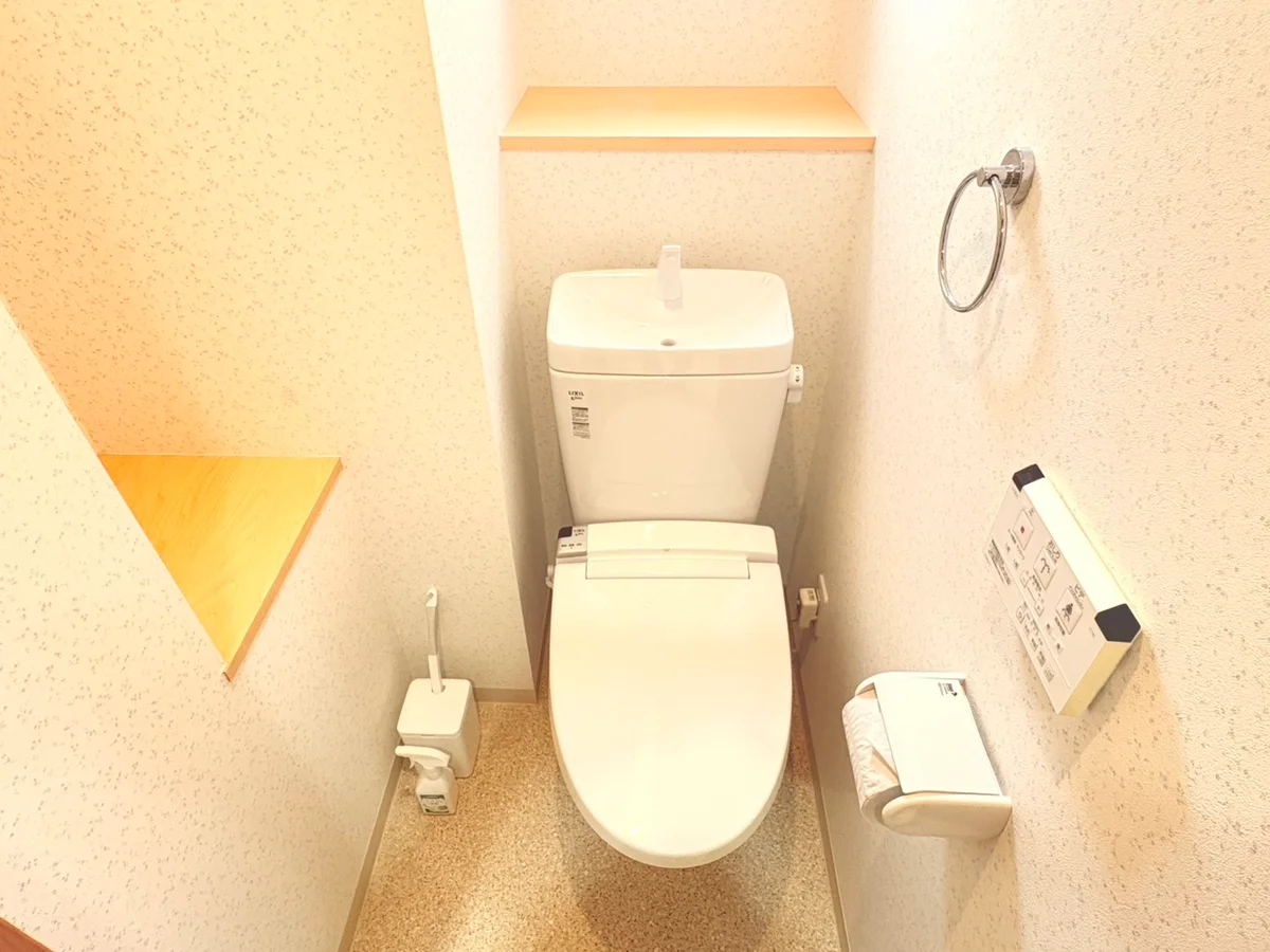 ウォシュレットつきのトイレです。老若男女皆様に安心してご利用いただけますね☆トイレにもトイレ用洗剤とトイレ用ブラシをご用意しておりますので長期ご利用の場合の気になる汚れなどもお掃除して頂けます＾＾
