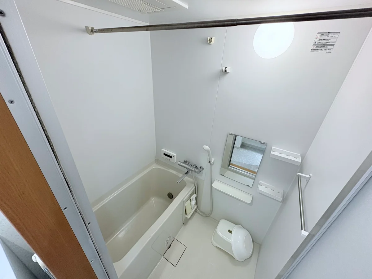 バストイレは別♪バスルームには風呂桶・風呂イス・風呂用洗剤・スポンジをご用意しておりますのでぜひご活用ください！