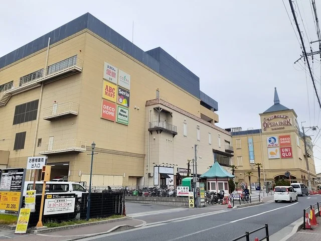 ポップタウンオペラパーク店様まで1050m