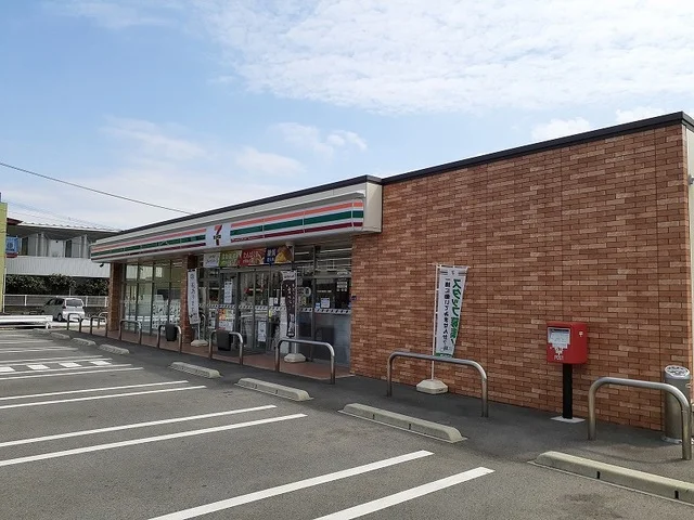 セブンイレブン長嶺南１丁目店まで300m