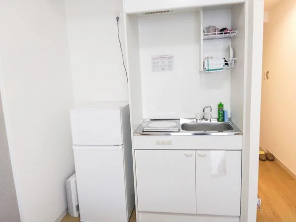 簡単な調理器具・食器類ございますので自炊できます