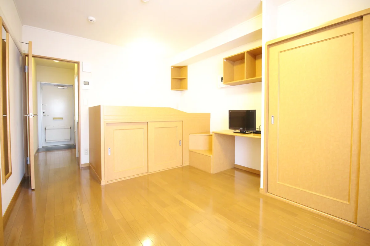 テーブルを折りたたむと、お部屋がさらに広く使えます♪