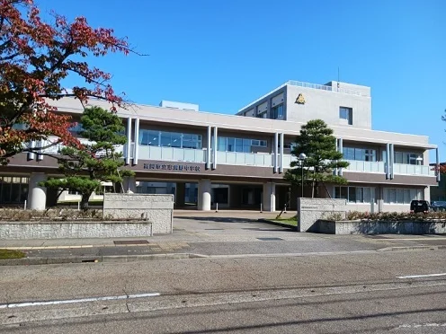 志貴野中学校まで2200m