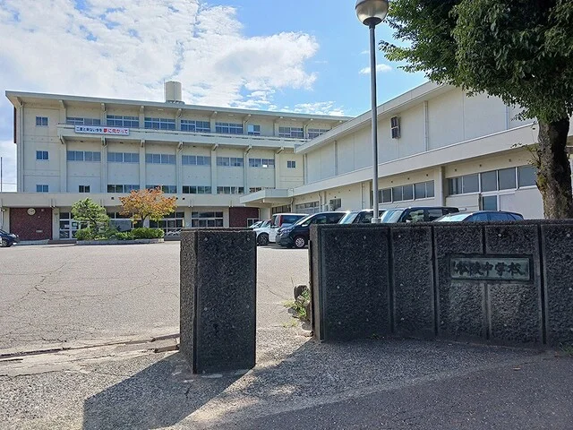 松陵中学校まで525m