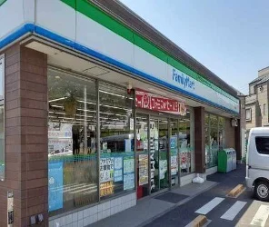 ファミリーマートまで216m
