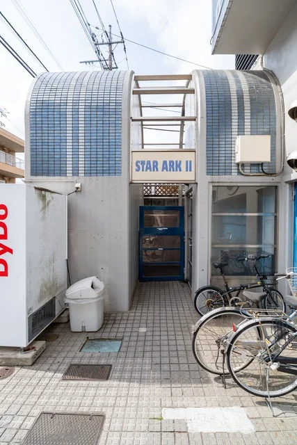 建物入口・駐輪場