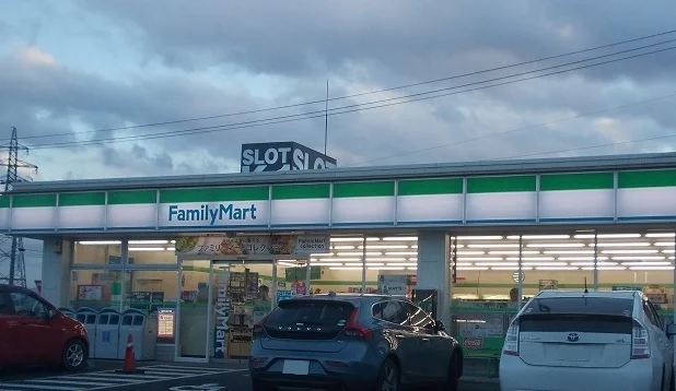 ファミリーマート成川店まで850m