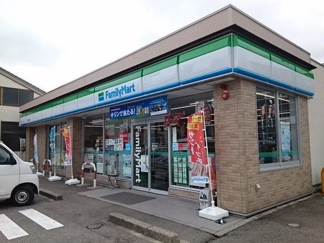ファミリーマートまで310m
