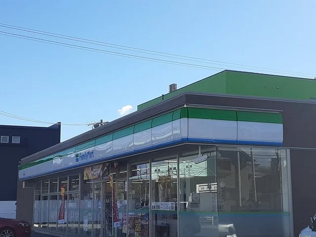 ファミリーマートまで1100m