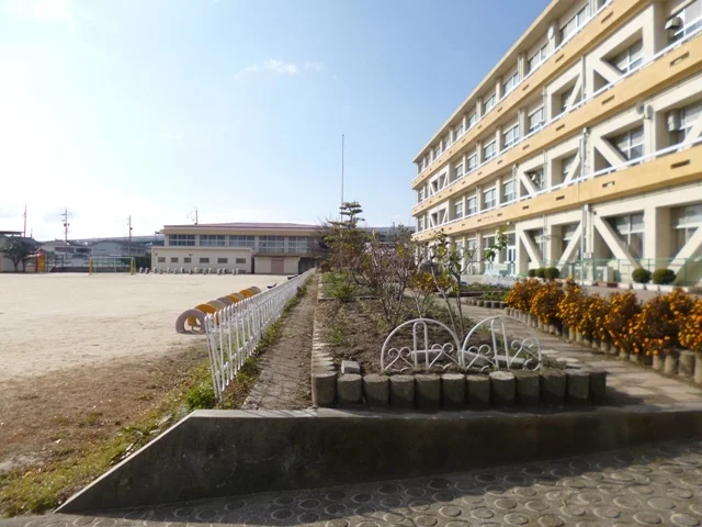 豊山町立　新栄小学校まで800m