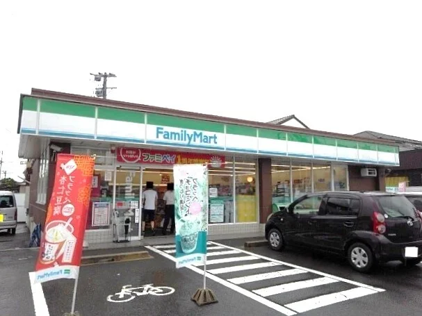 ファミリーマートまで950m