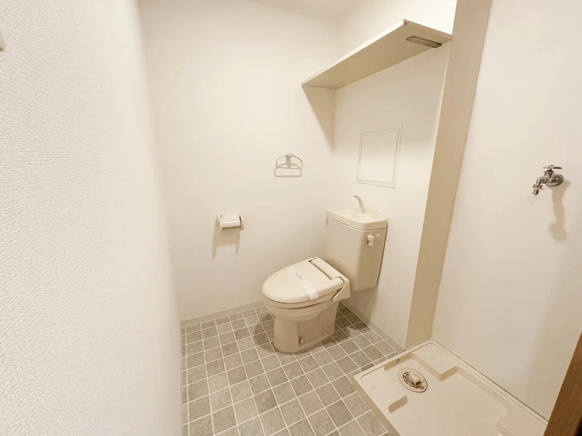 温水洗浄便座付きトイレです🚾備品設置前写真です。