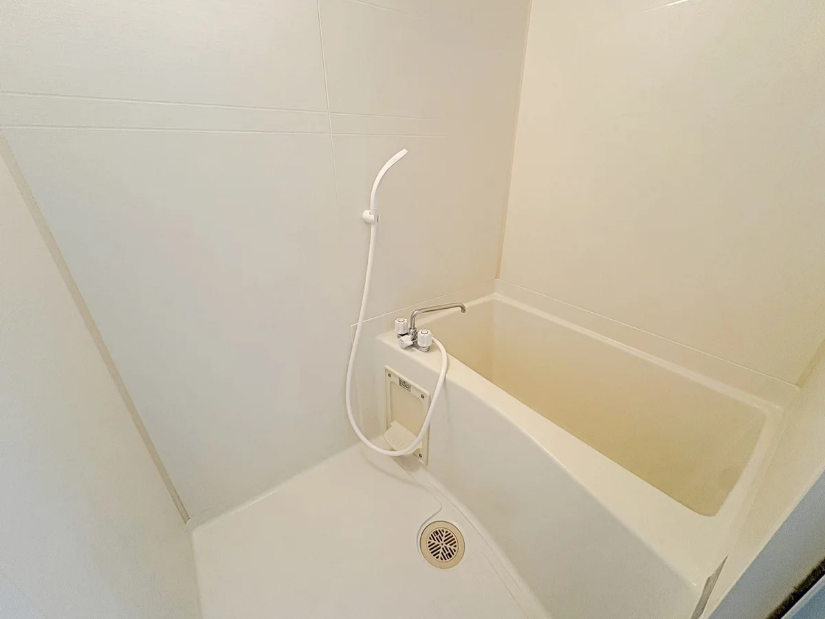 お風呂は独立タイプで湯船に浸かることが出来ます♨備品設置前写真です。
