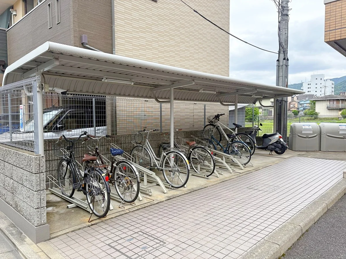 屋根付きの駐輪スペースもあります！レンタサイクルもぜひご利用ください🚲