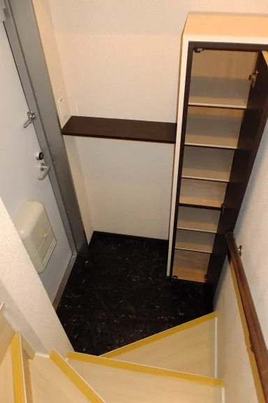 スタイリッシュな吹き抜けのある玄関です。