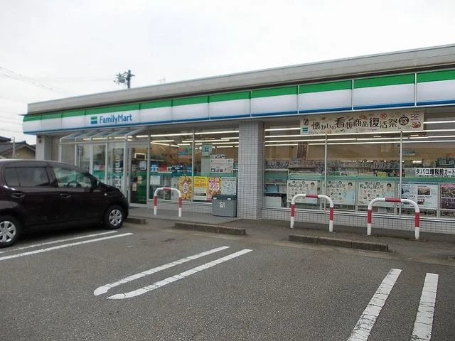 ファミリーマートまで550m