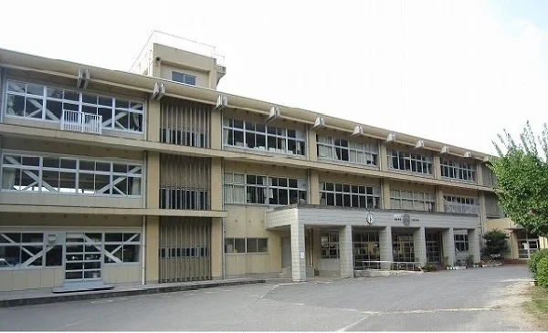 八雲小学校まで2000m