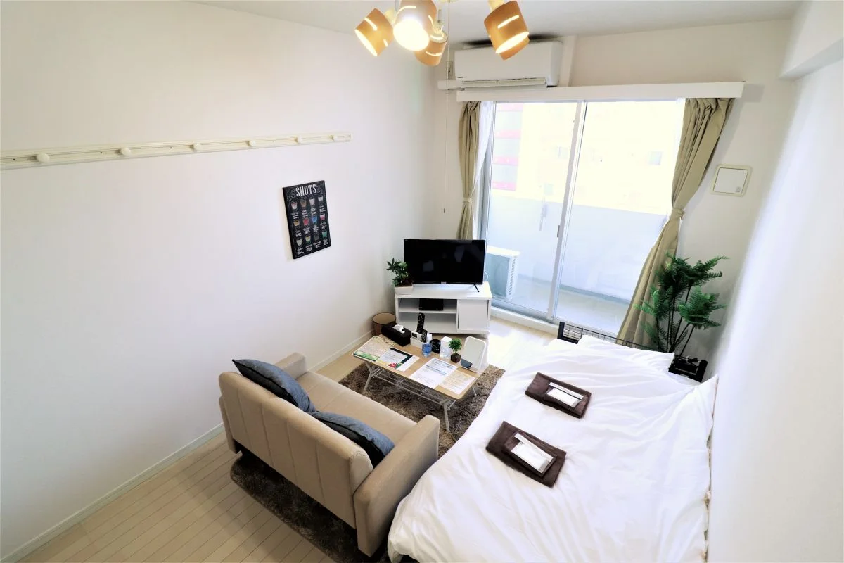 大き目なテレビとソファーがあり、ゆっくり寛げる空間となっております。家具家電だけでなく、ティッシュやリセッシュ等もご用意させてもらっているので非常にご満足度高くご利用いただいております!