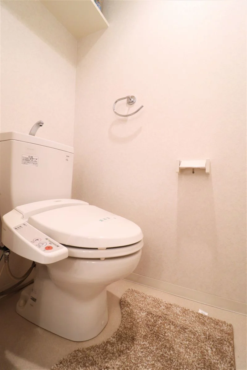 バストイレ別!ウォシュレット付き♪トイレットペーパーやトイレブラシ等、他では置いてない備品も沢山ございますので短期~長期でお住まいの方にも「あったら助かるものが多い」と大変ご好評いただいております。