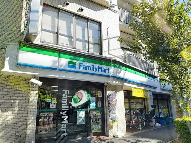 ファミリーマートまで224m