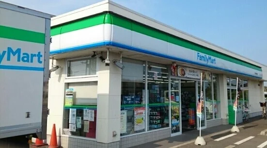 ファミリーマートまで970m