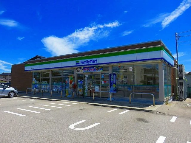 ファミリーマート福野二日町店まで600m