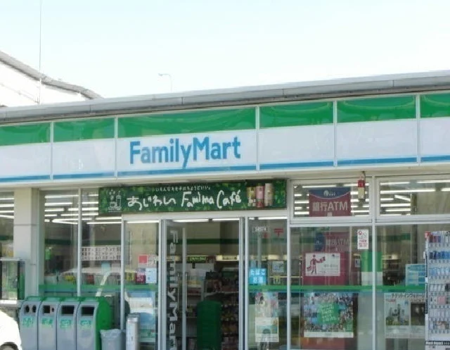 ファミリーマートまで300m