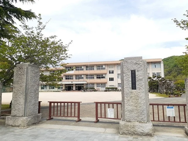 岡山市立足守小学校まで600m