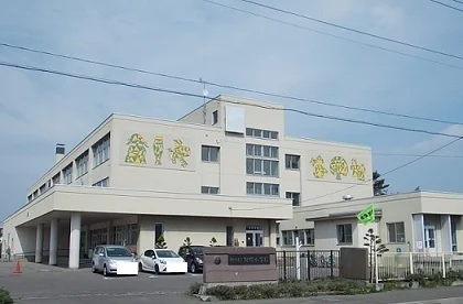 旭川市立向陵小学校まで1100m