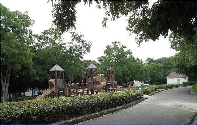 秋葉公園まで1700m
