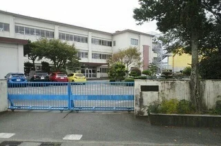 北浜小学校まで870m