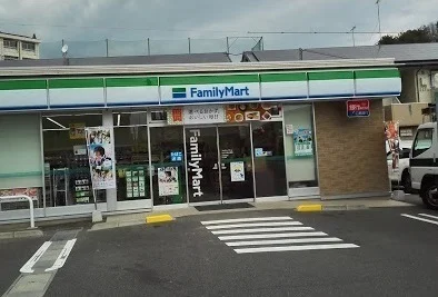ファミリーマートまで940m
