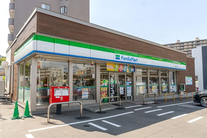 ファミリーマートまで170m