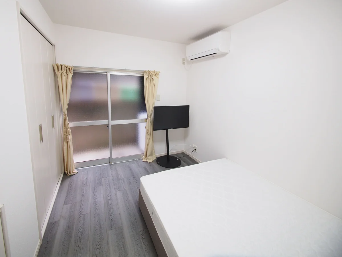 新宿・新大久保エリアの一棟貸切戸建マンスリー。33.51㎡のゆとりある1DKに新品家具・家電、Wi-Fiを完備。ホテルにはない快適さで、ビジネスにも観光にも最適な長期滞在をご提供します。