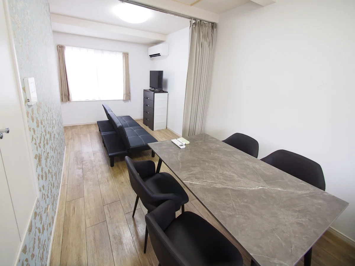 新宿・新大久保エリアの一棟貸切戸建マンスリー。33.51㎡のゆとりある1DKに新品家具・家電、Wi-Fiを完備。ホテルにはない快適さで、ビジネスにも観光にも最適な長期滞在をご提供します。